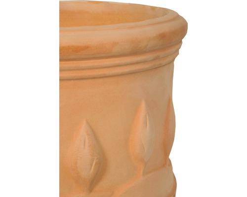 Detailaufnahme eines Terrakotta Pflanzgefäßes mit Dekor