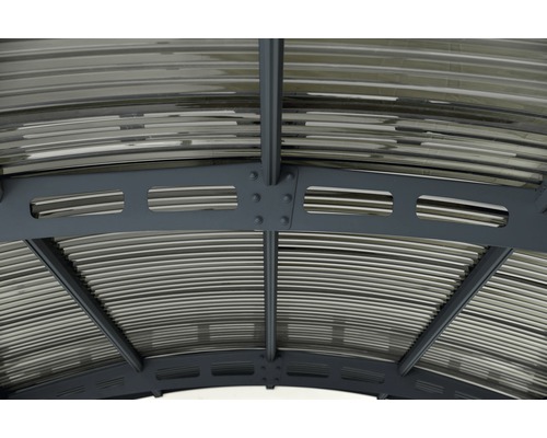 Gros plan d''un toit de terrasse avec des éléments en métal