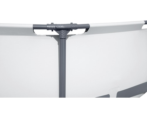 Vue détaillée d''une piscine tubulaire avec pilier de soutien