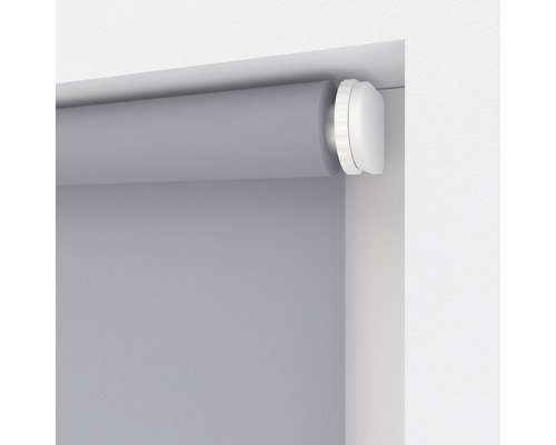 Graues Rollo im Fensterrahmen zur Lichtregulierung.