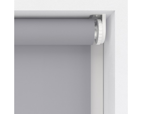 Graues Rollo an einem Fensterrahmen
