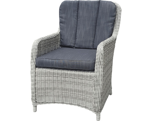 Geflochtener Sessel mit Armlehnen und Sitzkissen