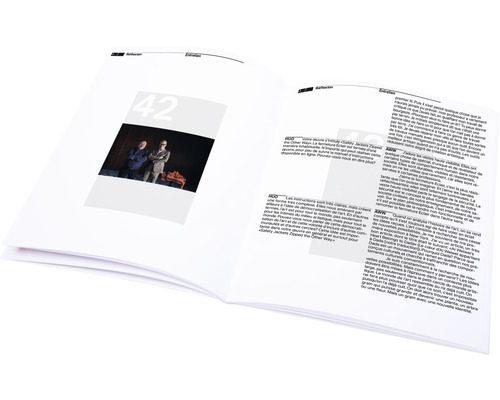 Eine geöffnete Zeitschrift zeigt einen Artikel mit einem Foto von zwei Personen.
