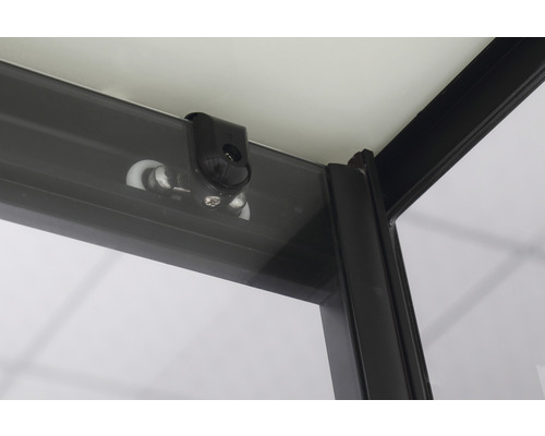 Detailansicht einer Duschkabine mit Schiebetür und Rollenführung