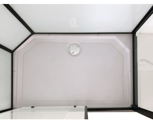 Blick in eine Duschkabine mit Duschwanne