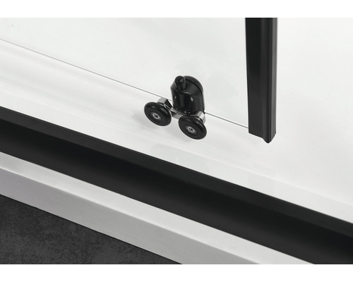 Detailansicht einer Duschkabine mit Rollenmechanismus