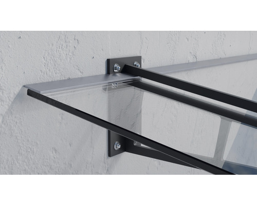 Vordach mit Stahlträgern und Glasplatte an der Wand montiert