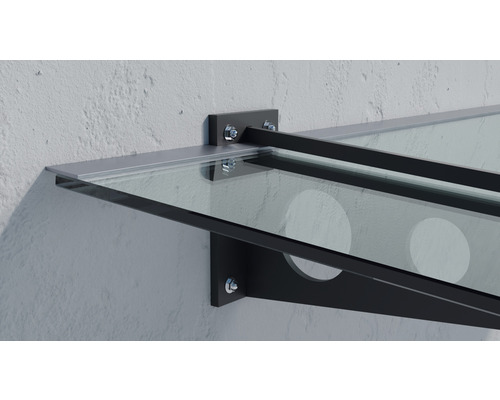 Glasvordach mit Metallhalterung an einer Wand montiert
