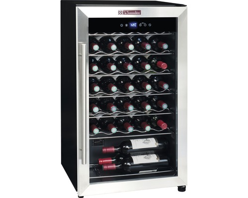 Cave à vin avec plusieurs étagères à vin et bouteilles