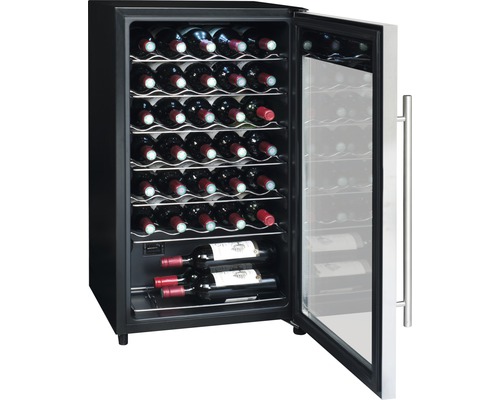 Cave à vin avec façade en verre et plusieurs bouteilles de vin