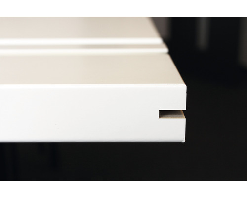 Vue détaillée d''une porte blanche avec feuillure