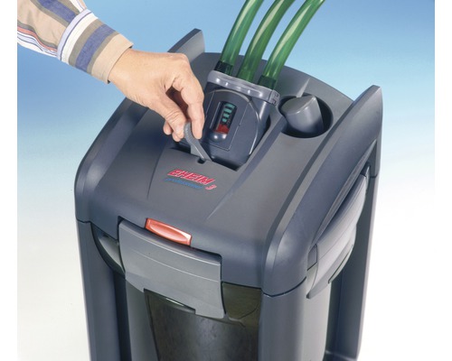 Aquarium Aussenfilter mit Schläuchen und Hand zur Bedienung des Hebels