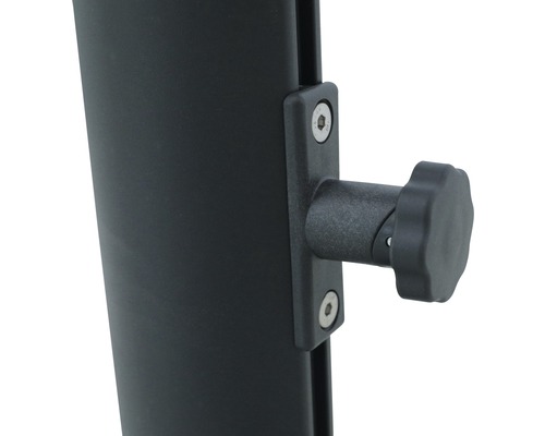 Detailansicht einer Schraube und eines Drehknopfs an einem Metallobjekt