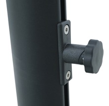 Vue détaillée d'une fixation avec vis et bouton rotatif