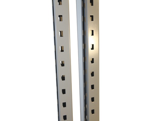 Detailansicht von zwei Regalleitern mit quadratischen Löchern