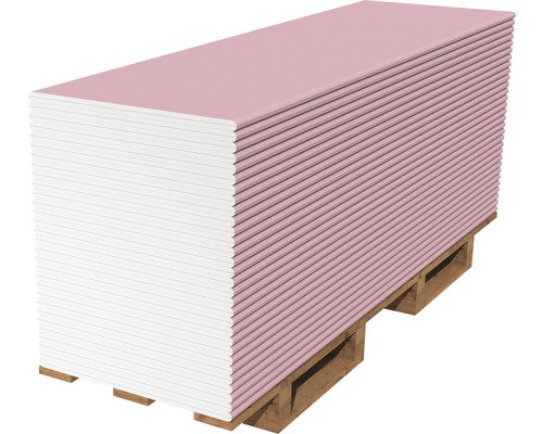 Pile de plaques de plâtre roses sur une palette en bois