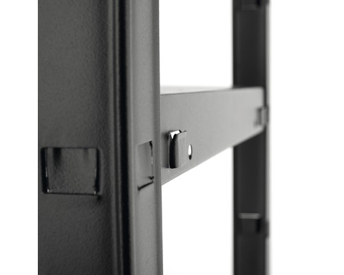 Detailansicht eines Metallregals mit Einrastmechanismus