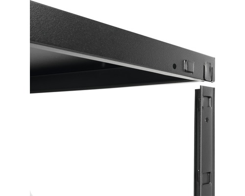 Detailansicht eines Metallregals mit Stecksystem