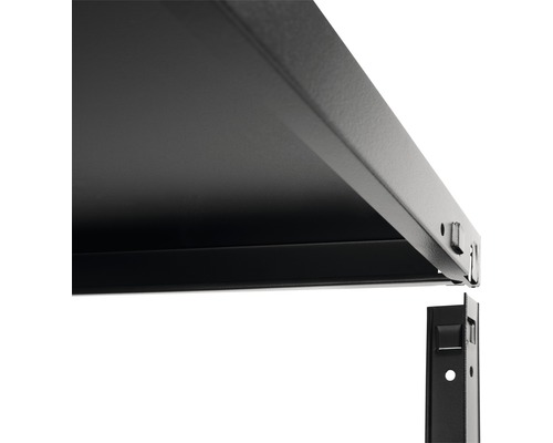 Detailansicht eines Regals mit Metallelementen für die Montage