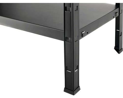 Detailansicht eines schwarzen Metallregals, das Stabilität und Funktionalität zeigt