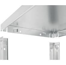 Detailansicht eines Regalsystems aus Metall, das die Montage der Regalböden zeigt