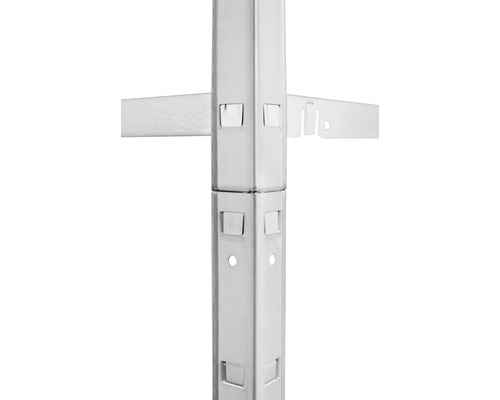 Detailansicht eines silberfarbenen Regalpfostens mit Lochmuster