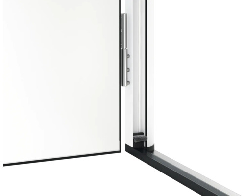 Detailansicht einer geöffneten Tür mit Edelstahl-Scharnieren