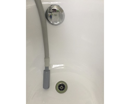Detailansicht einer Badewanne mit Ablaufgarnitur und Schlauch