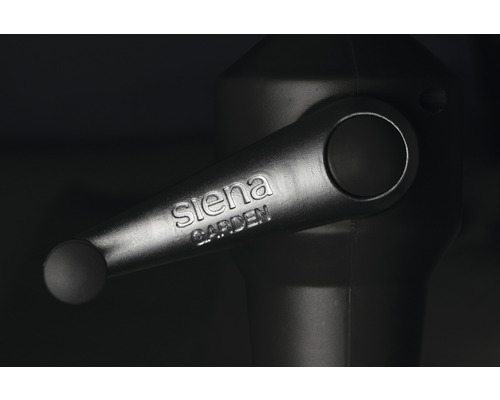 Detailaufnahme eines Handgriffs mit dem Siena Garden Logo.