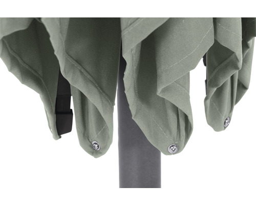 Detailansicht eines Gartenschirms mit Stoffbespannung und Verschlussknöpfen