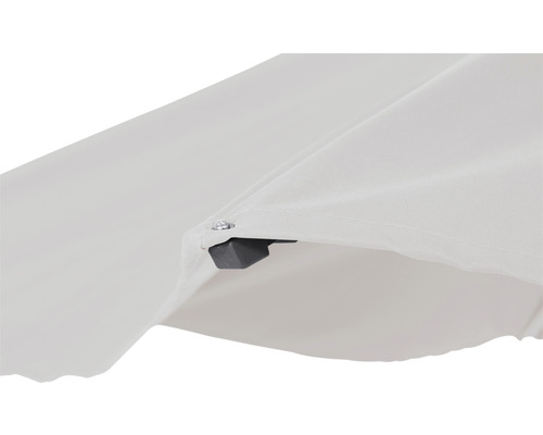 Gros plan sur une toile de parasol avec un élément de renforcement