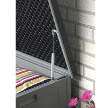 Geöffnete Gartenbox mit farbigen Kissen und Gasdruckfeder