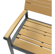 Detailaufnahme einer Gartenbank mit Armlehne und Sitzfläche aus Holzlatten