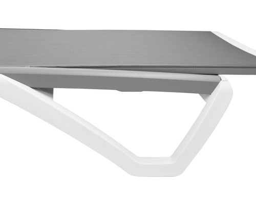 Detailansicht einer Gartenliege mit grauer Liegefläche und weissem Gestell