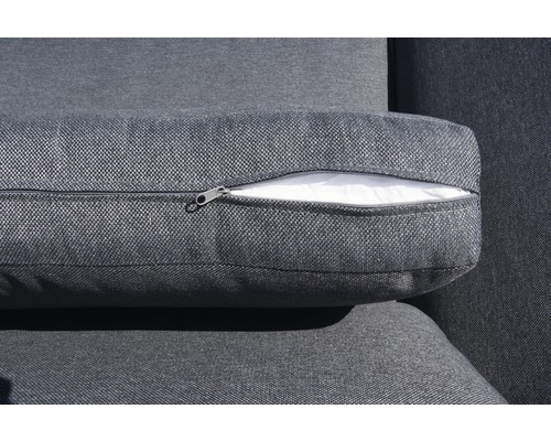 Detailaufnahme eines grauen Outdoor-Kissens mit Reißverschluss