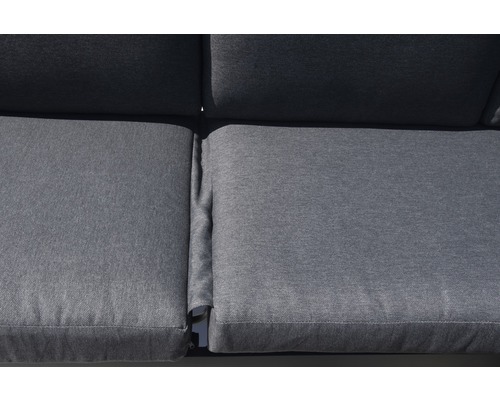 Detailansicht von grauen Sitzkissen für Gartenmöbel.