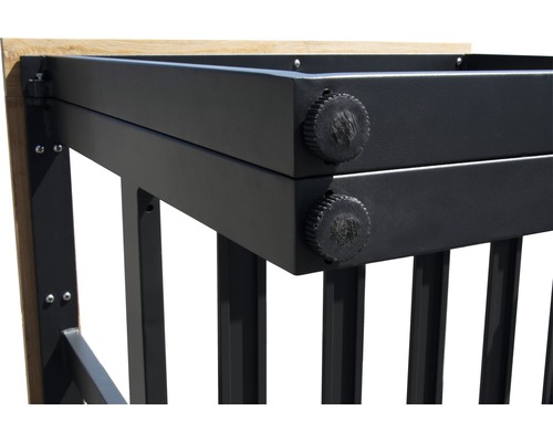 Detailansicht eines Tisches mit Metallelementen und Verstellrädern.