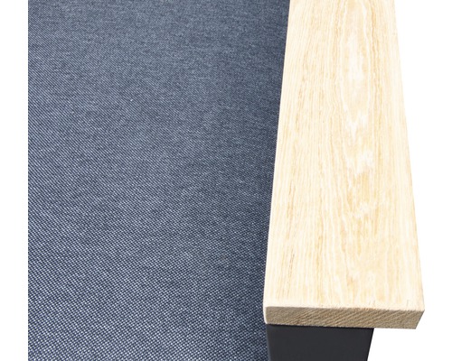 Detailansicht eines Sessels mit Holzarmlehne und Stoffbezug