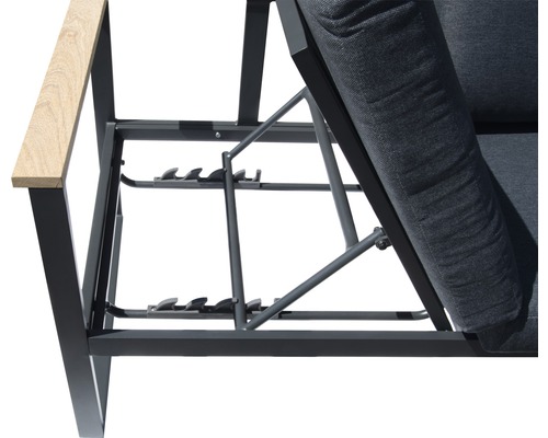 Detailansicht eines grauen Gartensofas mit Holzarmlehne und grauen Kissen