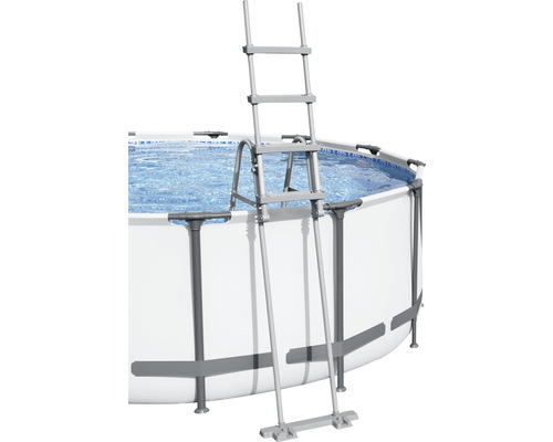 Piscine avec échelle pour entrer et sortir