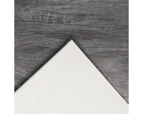 Weisse Deckenplatte auf Holzuntergrund