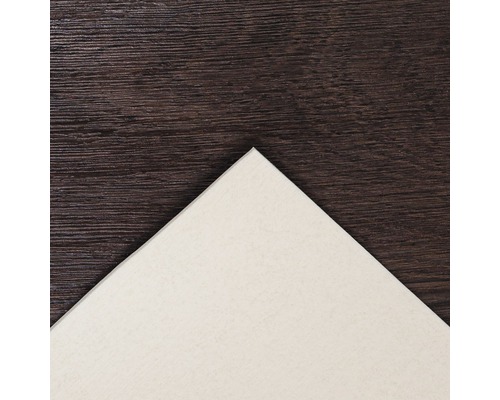 Stück Papier auf Holzgrund