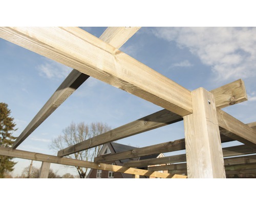 Structure en bois d''un pavillon sur fond de ciel bleu