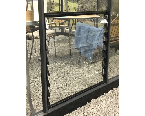 Fenêtre à lamelles avec lames de verre et cadre