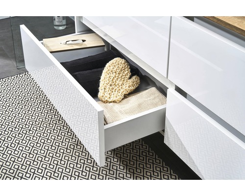 Geöffneter Badezimmerschrank mit Handtüchern und Waschlappen