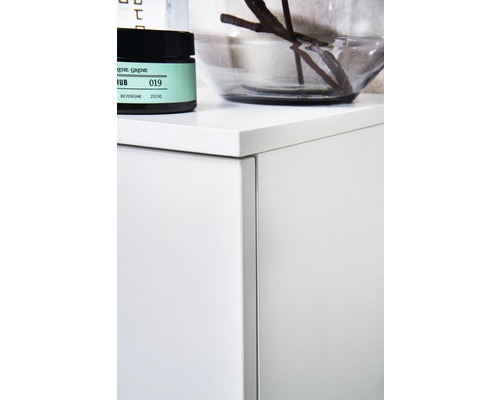 Vue détaillée d''une armoire de salle de bain avec des produits cosmétiques et de la décoration