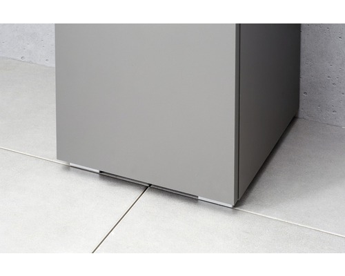 Vue détaillée d''un meuble de salle de bain sur un sol carrelé