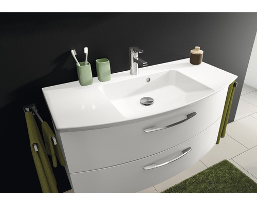 Waschtisch mit Waschbecken, Armatur, Handtüchern und Badaccessoires im Badezimmer