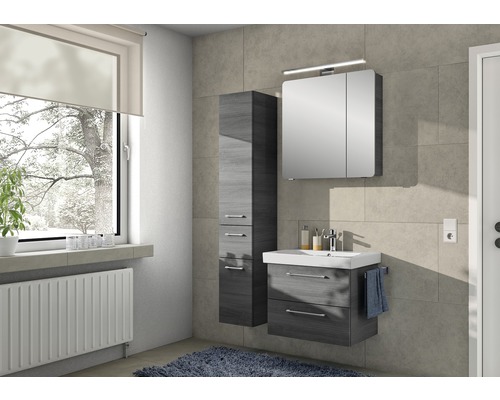 Salle de bains avec meuble-lavabo, armoire de toilette et armoire haute