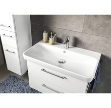 Waschtisch mit Unterschrank und Armatur im Badezimmer